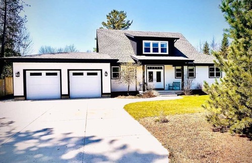 Southampton House | Stunning Modern Family Comfort Cottage Steps Away from Beach
