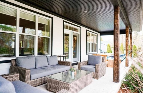 Southampton House | Stunning Modern Family Comfort Cottage Steps Away from Beach