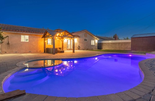 Northridge House | Stunning Modern Family Home with Pool and Spa