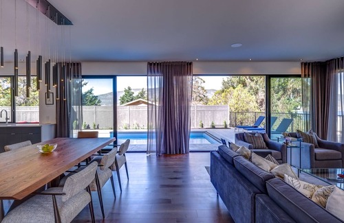 Okanagan-Similkameen House | Stunning Modern Farmhouse in Perfect Location (Business Licence No. 00114661)