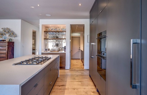 Okanagan-Similkameen House | Stunning Modern Farmhouse in Perfect Location (Business Licence No. 00114661)