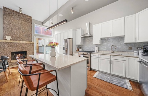 Noble Square House | Stunning MODERN Home Downtown/RiverWest Close to Fulton Market & United Center