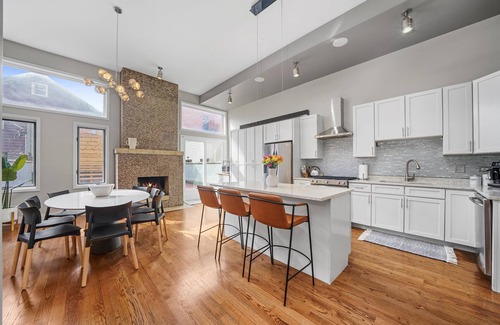 Noble Square House | Stunning MODERN Home Downtown/RiverWest Close to Fulton Market & United Center