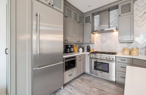 Seal Beach House | Stunning modern house | Minutes away from the beautiful coastline of California!