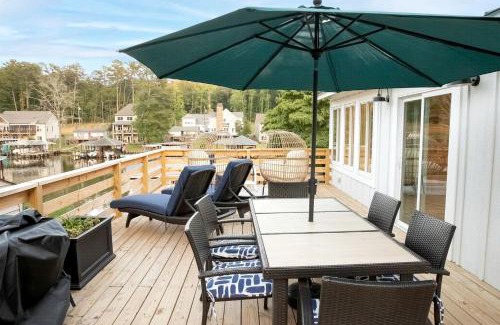 Norwood House | Stunning Modern Lakehouse with Private Boat Dock in Norwood, North Carolina
