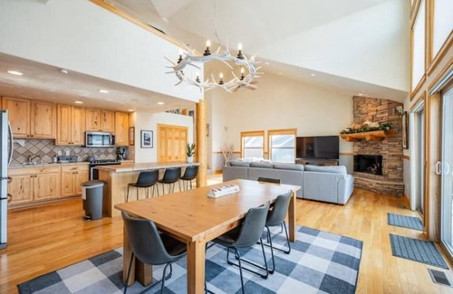 Pole Creek House | Stunning Modern Mountain Retreat with Private Hot Tub