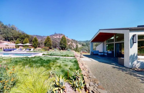 Glen Ellen Apartment | Stunning Modern Sonoma Wine Country Studio with 60' Lap Pool