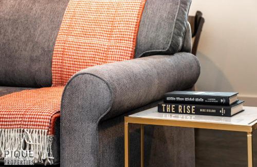 Jasper Place House | Stunning Modern Suite - King Bed - Free Parking & Netflix - Fast Wi-Fi - Long Stays Welcome