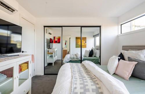 Footscray House | Stunning, modern, two-story detached townhouse