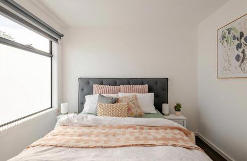 Footscray House | Stunning, modern, two-story detached townhouse