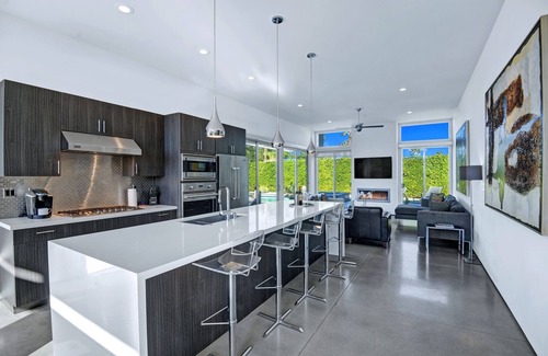 Warm Sands House | Stunning Modern Vibe, Mtn Views, Near Downtown PS