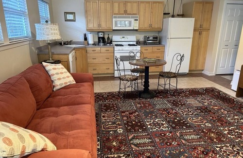 Neartown Cottage | Stunning Montrose Cottage With Pool and jacuzzi