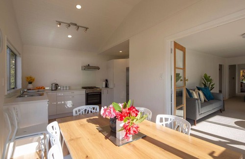 Kelvin Heights House | Stunning mountain & lake views -Sunny quiet home