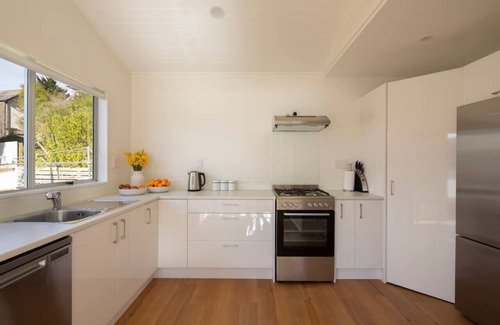 Kelvin Heights House | Stunning mountain & lake views -Sunny quiet home