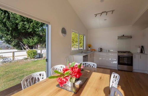 Kelvin Heights House | Stunning mountain & lake views -Sunny quiet home
