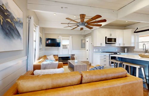 Midway House | Stunning Mountain Cabin With Private Hot Tub and Sauna