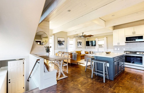 Midway House | Stunning Mountain Cabin With Private Hot Tub and Sauna