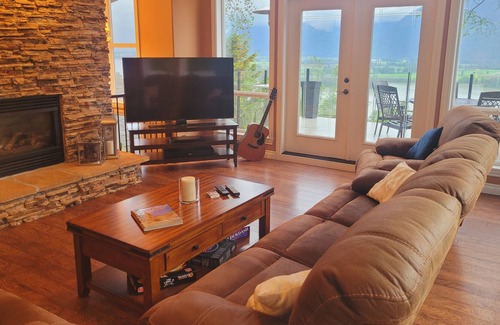 Deroche House | Stunning Mountain Home - Amazing Views & Hot Tub