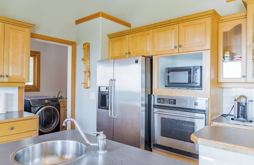 Central Okanagan Bed & Breakfast | Stunning Mountain House “Parrot Summit”