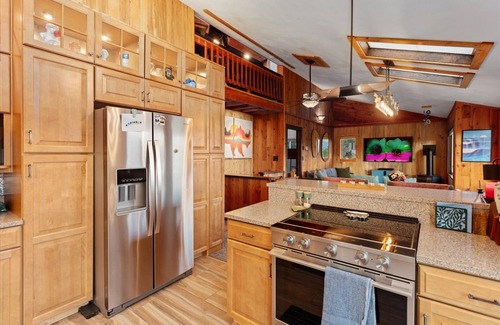 Twin Lakes Cabin | Stunning Mountain & Lake Views 3BR Cabin with Hot tub