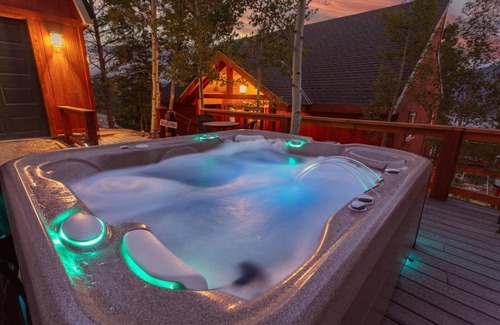 Twin Lakes Cabin | Stunning Mountain & Lake Views 3BR Cabin with Hot tub