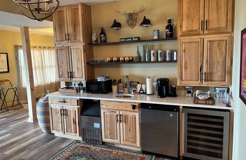 Winchester Apartment | Stunning Mountain Top 1 Bedroom Apartment - Walk-out Basement