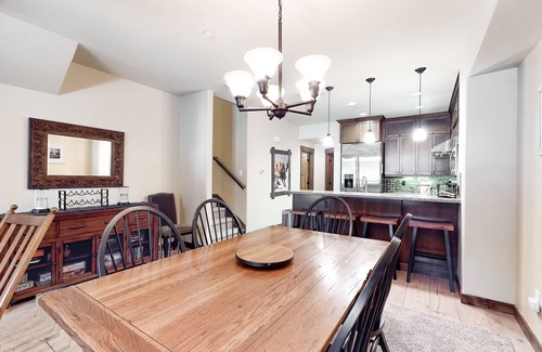 Woodwinds Condo | Stunning mountain condo on the golf course w/private hot tub & fireplace