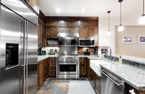 Woodwinds Condo | Stunning mountain condo on the golf course w/private hot tub & fireplace