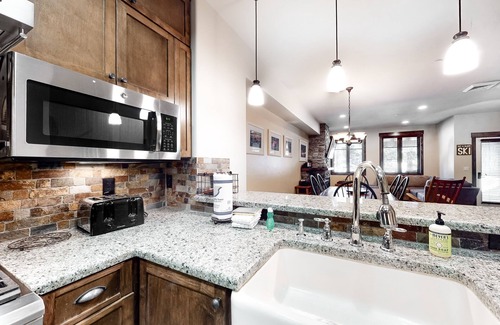 Woodwinds Condo | Stunning mountain condo on the golf course w/private hot tub & fireplace