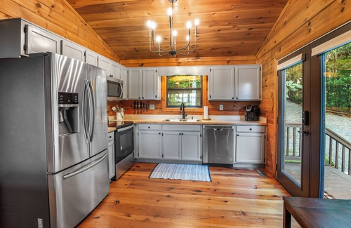 Blue Ridge Cabin | Stunning Mountain Views + Fire Pit