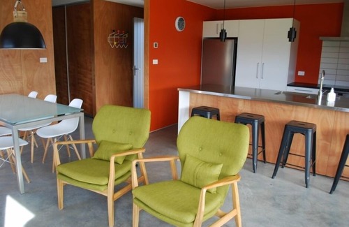 Wanaka House | Stunning mountain views, sun soaked, quiet location close to Lake Wanaka