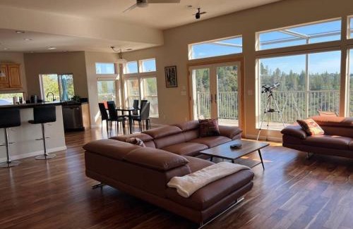 Placerville House | Stunning Mountaintop Resort