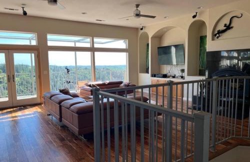Placerville House | Stunning Mountaintop Resort
