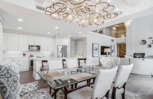 Redevelopment Area Condo | Stunning Naples Condo Near the Beach & Shopping W/Shared Pool & Gas Grills