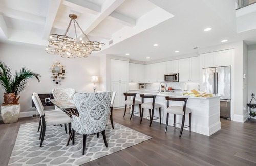 Redevelopment Area Condo | Stunning Naples Condo Near the Beach & Shopping W/Shared Pool & Gas Grills