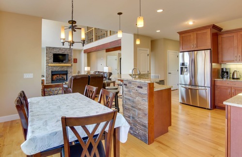 Nebo House | Stunning Nebo Lake House w/Deck & Views!