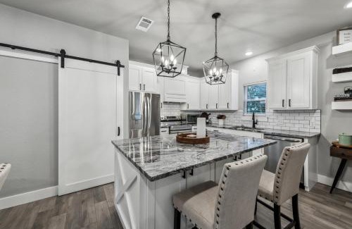 Granbury House | Stunning New Kitchen-Smart TVs-2 blocks from lake-Major Hospitals