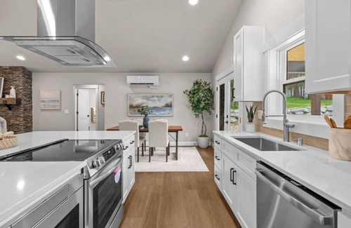 Newport House | Stunning new ranch style 3-bedroom home with year-round beach club access.