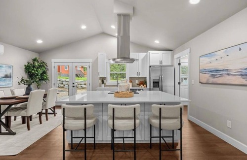 Newport House | Stunning new ranch style 3-bedroom home with year-round beach club access.