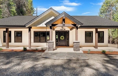 Newport House | Stunning new ranch style 3-bedroom home with year-round beach club access.