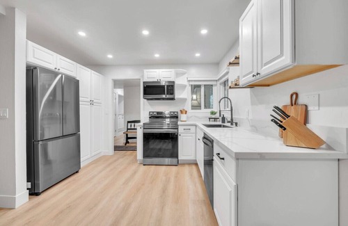 Southeastern Sacramento House | Stunning new renovation & beautifully furnished home! Safe Sac neighborhood!