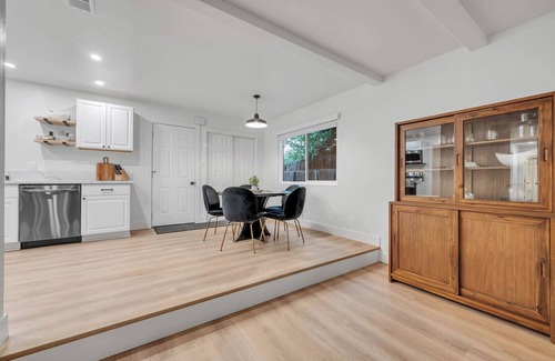 Southeastern Sacramento House | Stunning new renovation & beautifully furnished home! Safe Sac neighborhood!