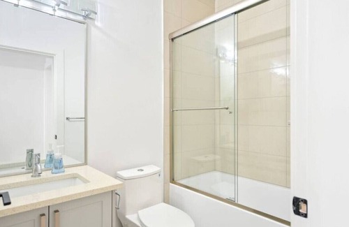 Surrey Newton House | Stunning Newly Furnished 2 Bdrm Suite in Surrey