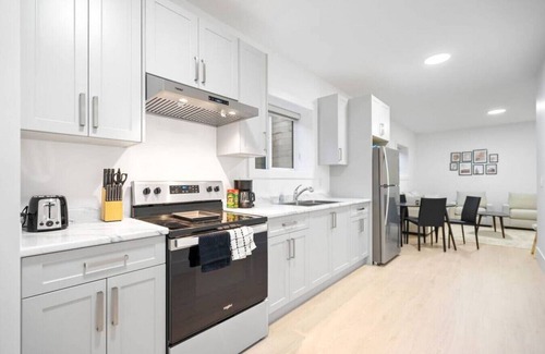 Surrey Newton House | Stunning Newly Furnished 2 Bdrm Suite in Surrey
