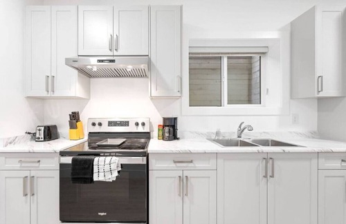 Surrey Newton House | Stunning Newly Furnished 2 Bdrm Suite in Surrey