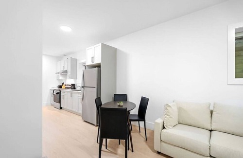 Surrey Newton House | Stunning Newly Furnished 2 Bdrm Suite in Surrey