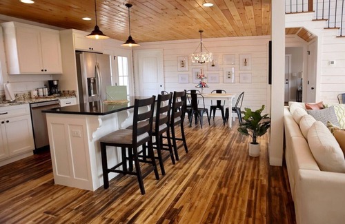 Lindseyville House | Stunning Nolin Lake Luxury Cabin w/hot tub, fireplace, swingset, and more!