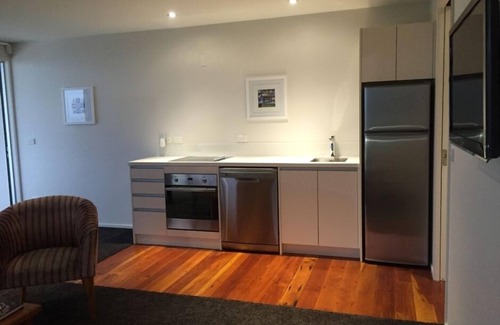 Bluff Hill Apartment | Stunning north-facing city and sea views