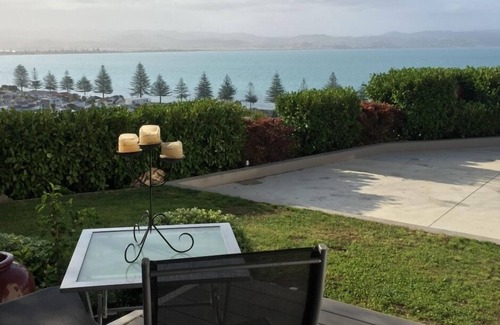 Bluff Hill Apartment | Stunning north-facing city and sea views