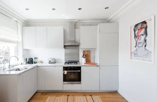 North Kensington Apartment | Stunning Notting Hill Home on Tree-Lined Street